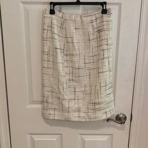 Women’s 24inch skirt size 6, from high end department store, Garfield and Mark.